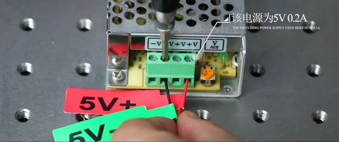 接通電源，紅光激光管的兩根電源線為+5V和-5V，注意接線的時(shí)候不能顛倒